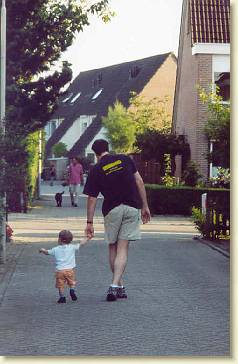 20050905-01 Wandelen met papa